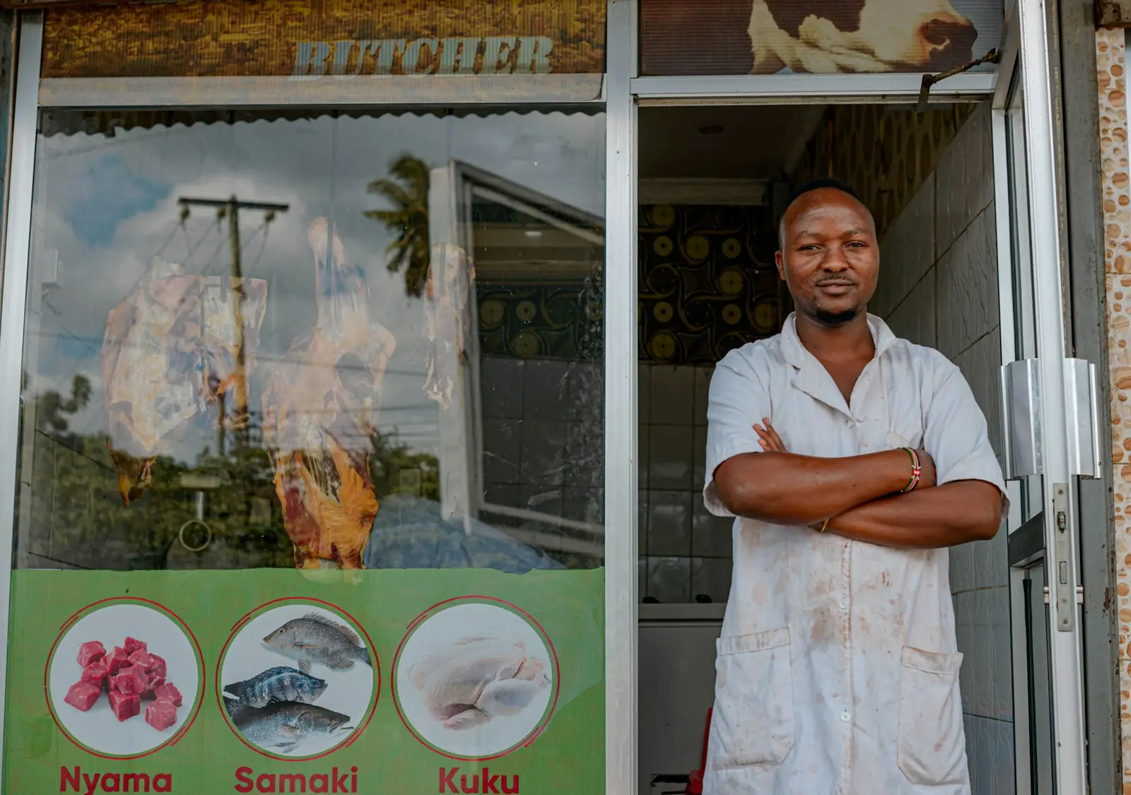 Commerçant souriant devant sa boutique