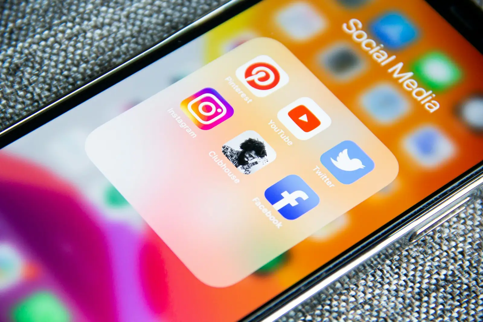 Smartphone affichant un dossier d'applications de réseaux sociaux