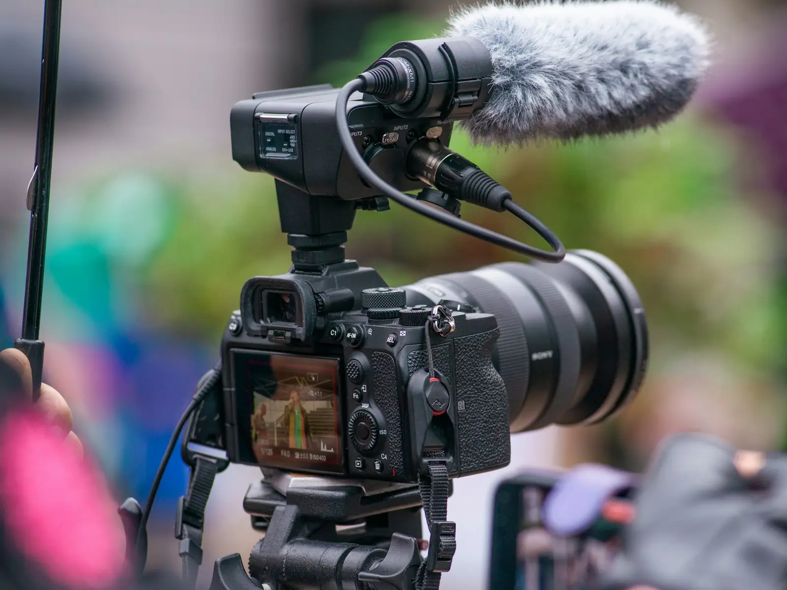 Caméra professionnelle avec micro en tournage vidéo